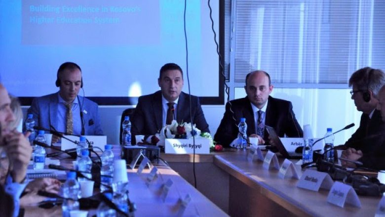 Mbahet tryezë për arsimin e lartë në Kosovë
