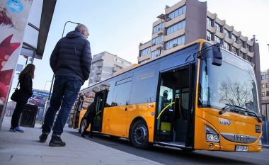 Qytetarët kërkojnë që bileta mujore e autobusëve në Prishtinë të vlejë për të gjithë operatorët