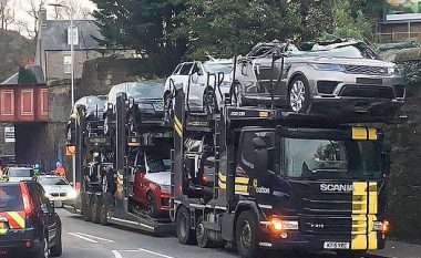 Kamioni “mbërthehet” për një urë hekurudhore, veturat që po transportonte mbesin pa “kulm” (Foto)