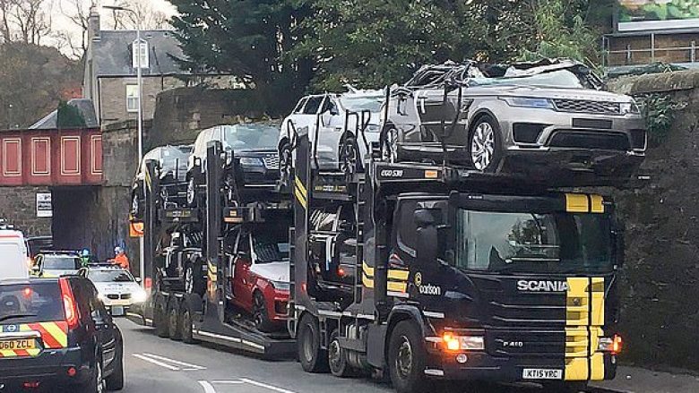 Kamioni “mbërthehet” për një urë hekurudhore, veturat që po transportonte mbesin pa “kulm” (Foto)