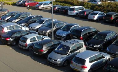 Qytetarët humbin çdo vit 15 milionë euro nga kushtëzimi i regjistrimit të automjeteve