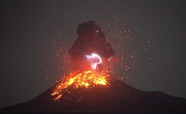 Pamje të rralla të shpërthimit të vullkanit Krakatoa në Indonezi (Video)