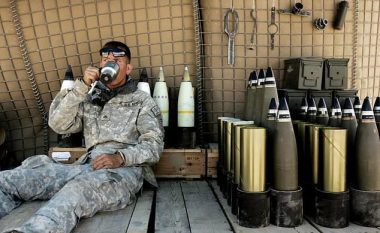 Pilotët në ”Air Force” pinë kafe me filxhanë shumë të shtrenjtë – 1220 dollarë copa! (Foto)
