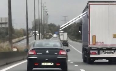 E kuptuan se kamioni nuk po shkonte ku kishin shpresuar, emigrantët përdorën shkallët për të bindur shoferin për të ndaluar (Video)
