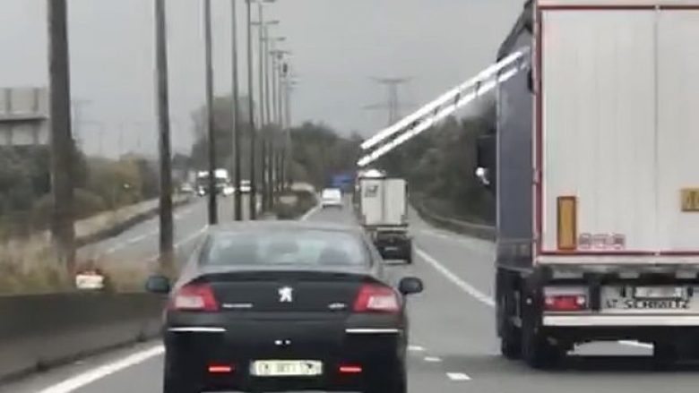 E kuptuan se kamioni nuk po shkonte ku kishin shpresuar, emigrantët përdorën shkallët për të bindur shoferin për të ndaluar (Video)