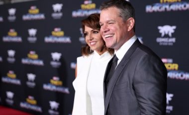 Matt Damon ishte martuar me një vajzë të zakonshme, nuk i pengonte se ishte kameriere pasi ‘ra në dashuri në shikim të parë’