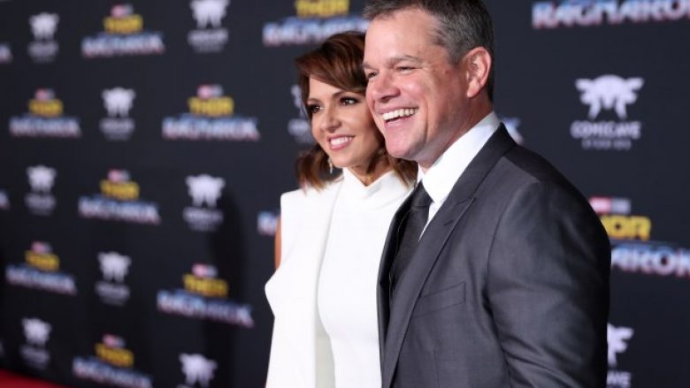 Matt Damon ishte martuar me një vajzë të zakonshme, nuk i pengonte se ishte kameriere pasi ‘ra në dashuri në shikim të parë’