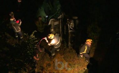 Makina bie në greminë , një i vdekur dhe dy të plagosur (Video)