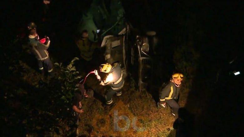 Makina bie në greminë , një i vdekur dhe dy të plagosur (Video)