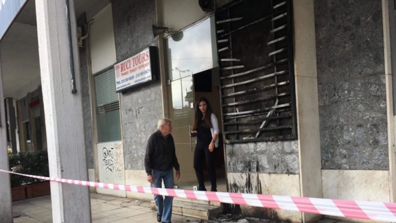 Sulmohet me molotov një agjenci turistike shqiptare në Athinë (Foto-Video)