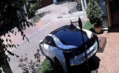 Kujdestarja e fëmijëve të çiftit të pasur mori veturën e shtrenjtë të tyre për vozitje, e shkatërroi pa dalë mirë në rrugë (Video)