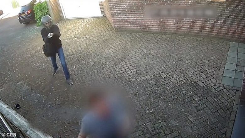 Del për të hedhur mbeturinat, vrasësi me pagesë e qëllon me revole me shurdhues – holandezja shpëton mrekullisht (Video, +16)