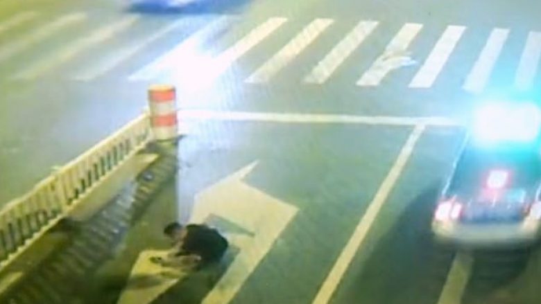 Kinezin e dehur e zë gjumi në mes të rrugës, shtypet nga një veturë – shpëton me vetëm disa gërvishtje të lehta (Video, +18)