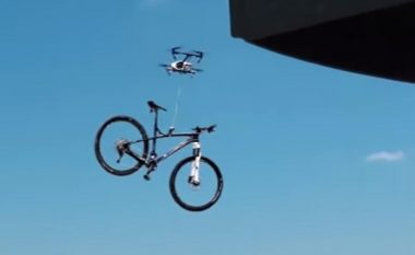Droni ua “vjedh” biçikletat, pronarët e tyre fillojnë ta gjuajnë fluturaken me gurë (Video)
