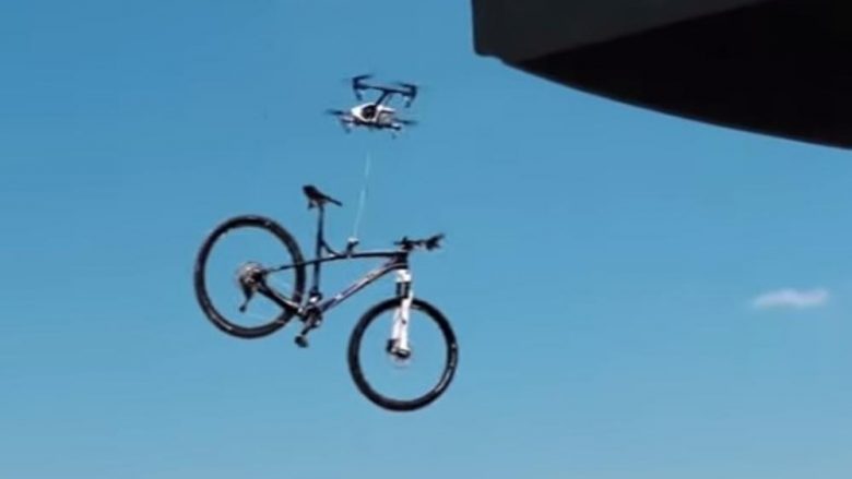 Droni ua “vjedh” biçikletat, pronarët e tyre fillojnë ta gjuajnë fluturaken me gurë (Video)