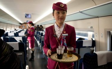 Pasagjeri kërkoi ulëse afër dritares së aeroplanit, stjuardesa japoneze ia vizatoi në letër një dritare dhe ia vendosi afër (Foto)