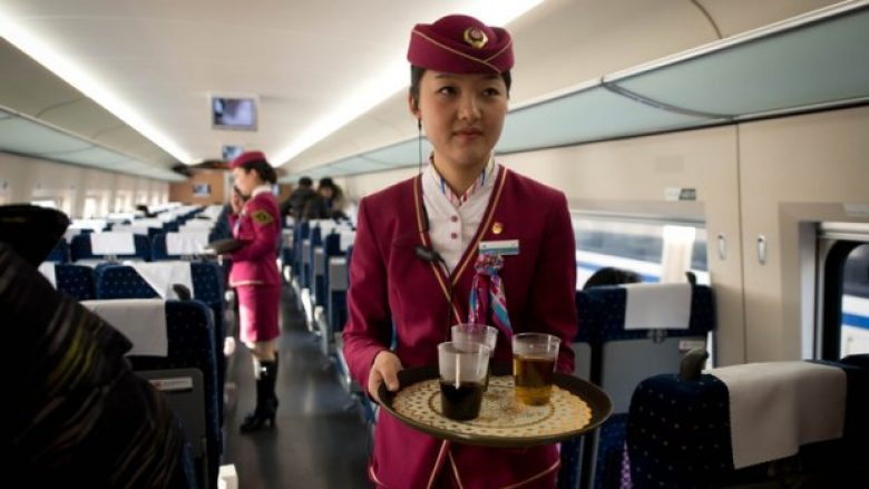 Pasagjeri kërkoi ulëse afër dritares së aeroplanit, stjuardesa japoneze ia vizatoi në letër një dritare dhe ia vendosi afër (Foto)