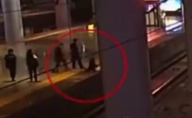 Pas grindjes me partnerin kinezja kërcen në shina, për pak sa nuk e godet treni (Video)