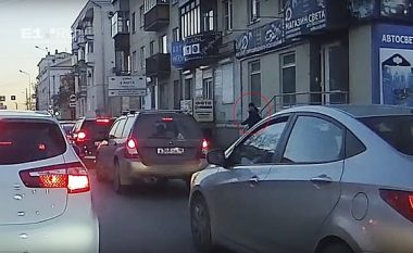 Me 200 kilometra në orë u fut me veturë në qendrën e qytetit rus, shtypi këmbësorët – kamerat e sigurisë filmuan gjithçka (Video, +18)