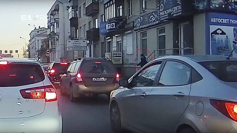 Me 200 kilometra në orë u fut me veturë në qendrën e qytetit rus, shtypi këmbësorët – kamerat e sigurisë filmuan gjithçka (Video, +18)