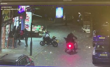 Ndal motoçikletën dhe fillon t’i qëllon me pushkë kalimtarët e rastit në qendër të Londrës (Video)