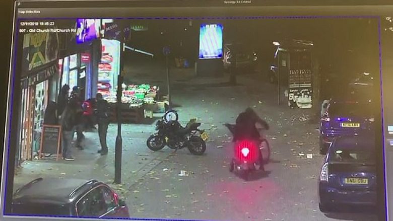 Ndal motoçikletën dhe fillon t’i qëllon me pushkë kalimtarët e rastit në qendër të Londrës (Video)