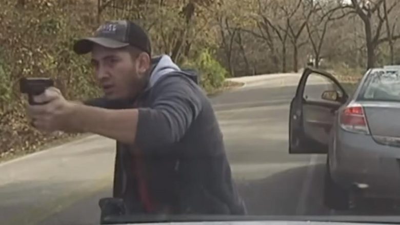 Tentoi ta ndalë për mosrespektim të rregullave të trafikut, i dyshuari nxjerr revolen dhe qëllon mbi veturën e policisë amerikane (Video)