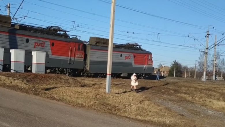 Rasti i habitshëm, treni në Rusi lëviz jashtë shinave (Video)