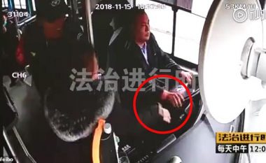 Pretendonte se konduktori i mori më shumë para për biletë, kinezja sulmon shoferin e autobusit – tenton t’ia kap timonin (Video)