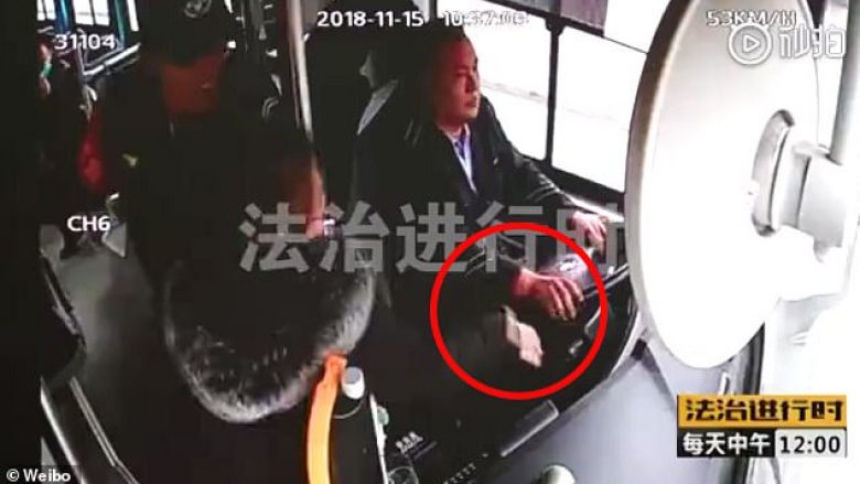 Pretendonte se konduktori i mori më shumë para për biletë, kinezja sulmon shoferin e autobusit – tenton t’ia kap timonin (Video)
