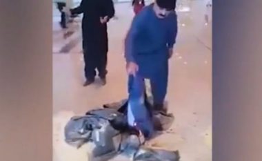 I shtyhet fluturimi për shkak të motit të lig, pasagjeri humb durimin dhe i vë flakën rrobave në aeroportin e Islamabadit (Video)