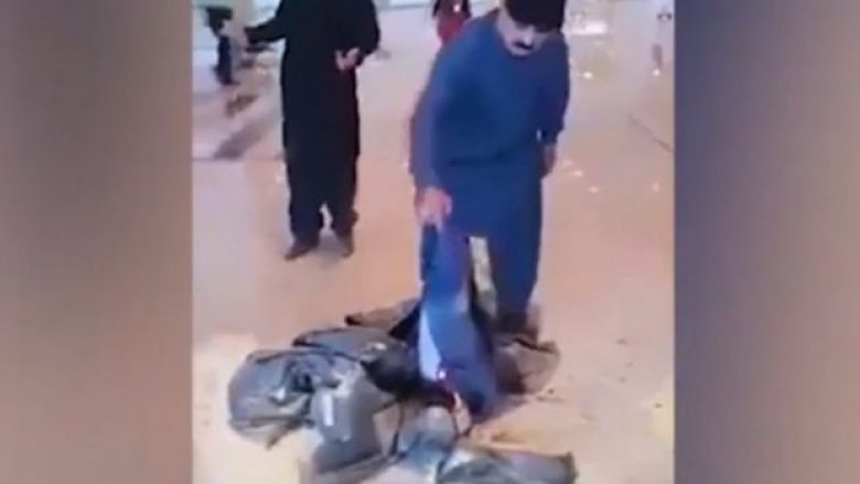 I shtyhet fluturimi për shkak të motit të lig, pasagjeri humb durimin dhe i vë flakën rrobave në aeroportin e Islamabadit (Video)