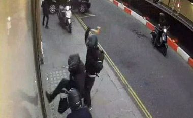 Banda e motoçiklistëve në Londër përdorin veturën e vjedhur për të thyer argjendarinë, therin me thikë personin që u mundua t’ia ndalë (Video, +18)