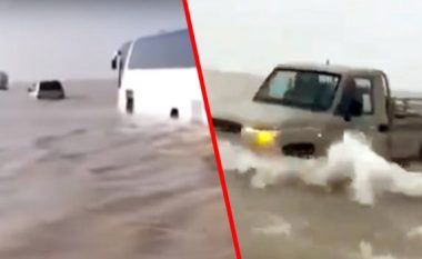 Përmbytje në Arabinë Saudite, Sahara shndërrohet për herë të parë në histori në një “det” – humbin jetën 30 persona (Video)