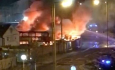 Njëmbëdhjetë autobusë shkatërrohen nga zjarri i madh që shpërtheu në një garazh në Londër (Video)