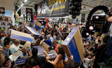 Pamje që tregojnë se si në botë u shënua “Black Friday” (Foto/Video)