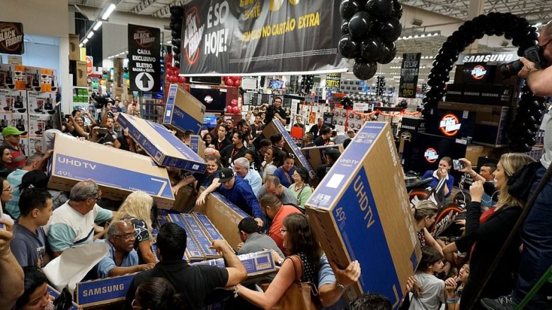 Pamje që tregojnë se si në botë u shënua “Black Friday” (Foto/Video)