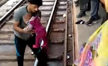 Njëvjeçarja bie në hekurudhë, treni kalon mbi të – shpëton pa asnjë gërvishtje (Video, +16)