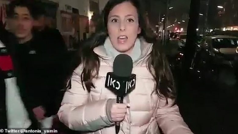 Gazetares izraelite i hedhin fishekzjarrë gjatë raportimit live nga Berlini (Video)