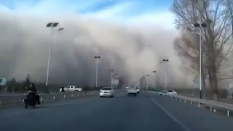 “Pamje apokaliptike”, qytetin kinez e “përpin” brenda minutës stuhia e rërës (Video)
