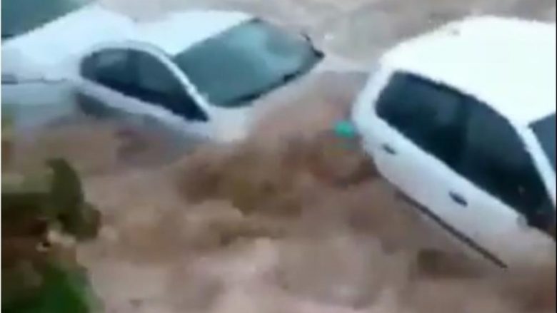 Shirat e rrëmbyeshëm shkaktojnë përmbytje në qytetin turistik të Turqisë, rrugët shndërrohen në “lumenj” (Video)