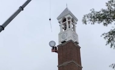 Po kryenin riparimet në sahat kullë, punëtorëve për pak centimetra nuk u bie mbi kokë ora gjigante (Video)