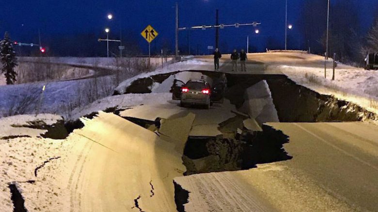 Alaska goditet nga tërmeti i fuqishëm prej 7.0 magnitudë, rrugët ndahen në dysh nga dridhjet e forta – autoritet paralajmërojnë cunami (Foto/Video)