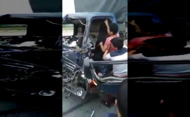 Personin e aksidentuar e fusin në një veturë për ta dërguar me urgjencë në spital, atë e godet nga pas një kamion (Video, +18)