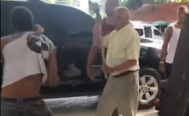 Futet për të kryer vjedhje në rezidencën e guvernatorit dominikan, pendohet kur para tij shfaqet politikani me sëpatë në dorë (Video)