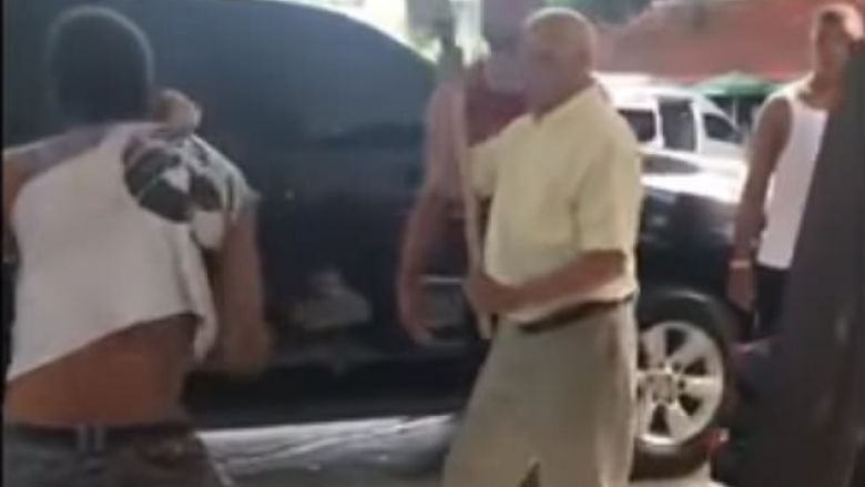 Futet për të kryer vjedhje në rezidencën e guvernatorit dominikan, pendohet kur para tij shfaqet politikani me sëpatë në dorë (Video)