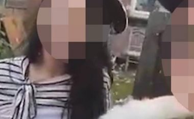 Derisa besimtarët dëgjoheshin duke u lutur, dy vajza në Britani filmojnë veten duke vënë “mish derri” para dyerve të xhamisë – e duke derdhur edhe “alkool” (Video)