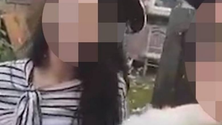 Derisa besimtarët dëgjoheshin duke u lutur, dy vajza në Britani filmojnë veten duke vënë “mish derri” para dyerve të xhamisë – e duke derdhur edhe “alkool” (Video)