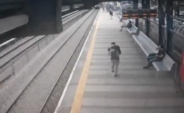 Kryen vetëvrasje, i riu del trenit përpara në Izrael (Video, +18)