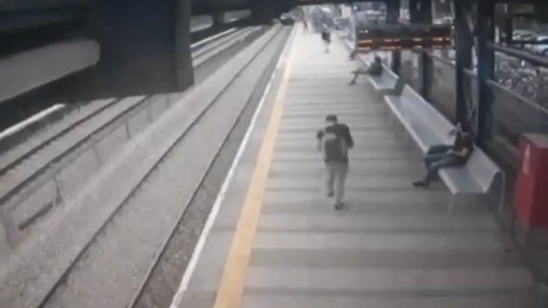 Kryen vetëvrasje, i riu del trenit përpara në Izrael (Video, +18)